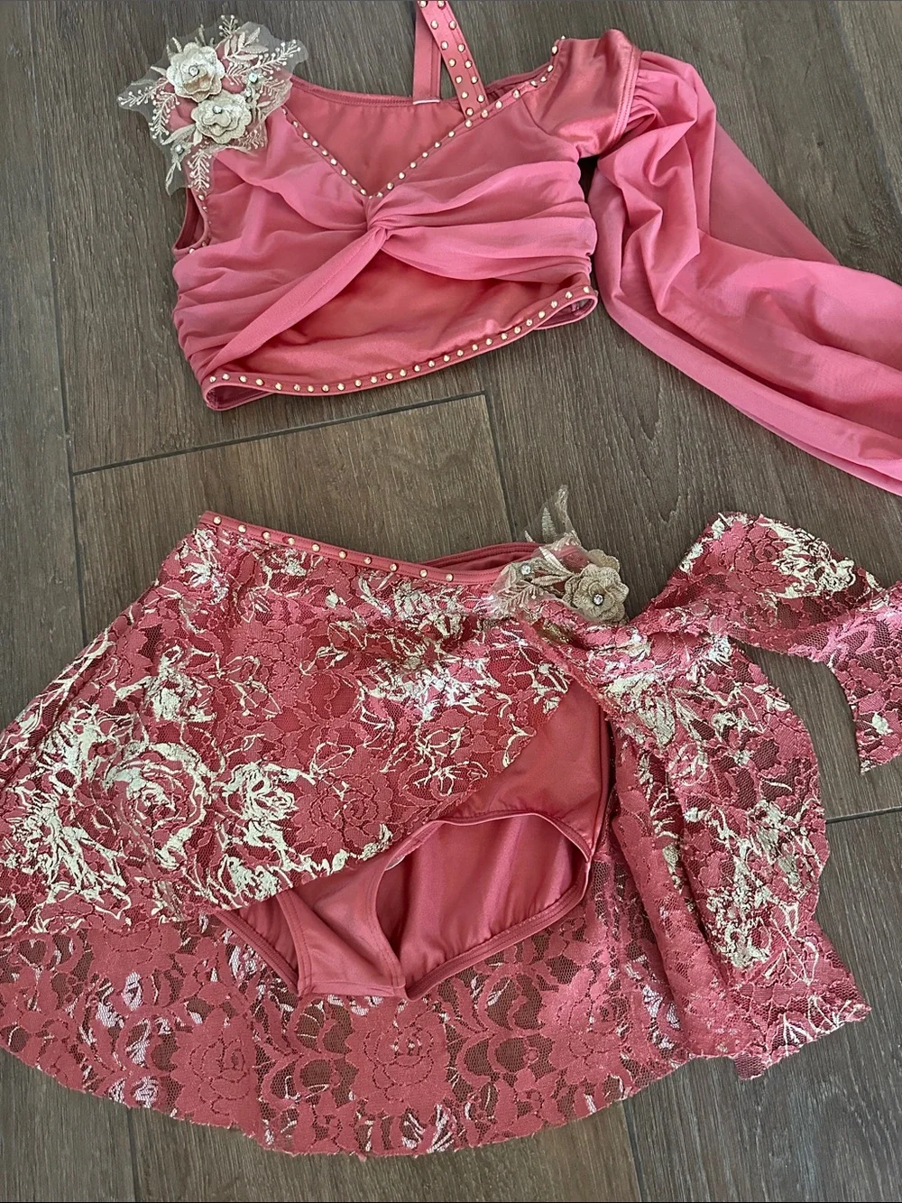 Weissman peach Floral Lace Two-Piece Bandeau Set with One-Sleeve top.